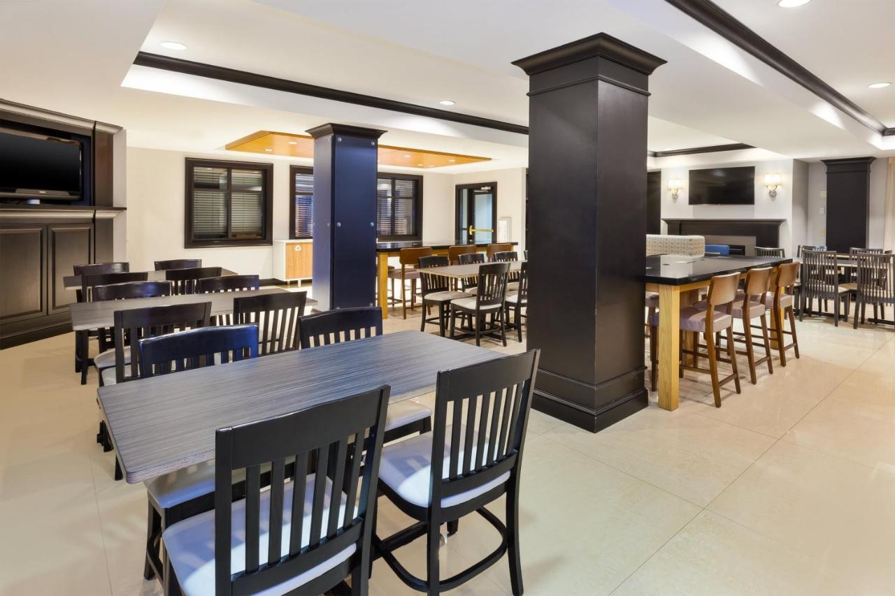 Holiday Inn Express Hotel & Suites Warminster-Horsham By Ihg Extérieur photo
