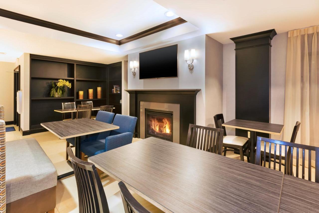Holiday Inn Express Hotel & Suites Warminster-Horsham By Ihg Extérieur photo