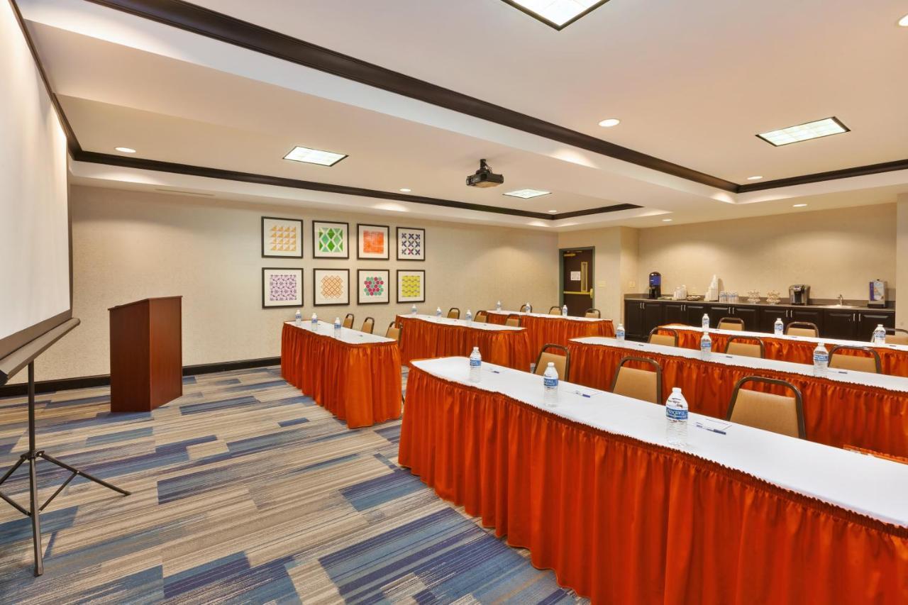 Holiday Inn Express Hotel & Suites Warminster-Horsham By Ihg Extérieur photo