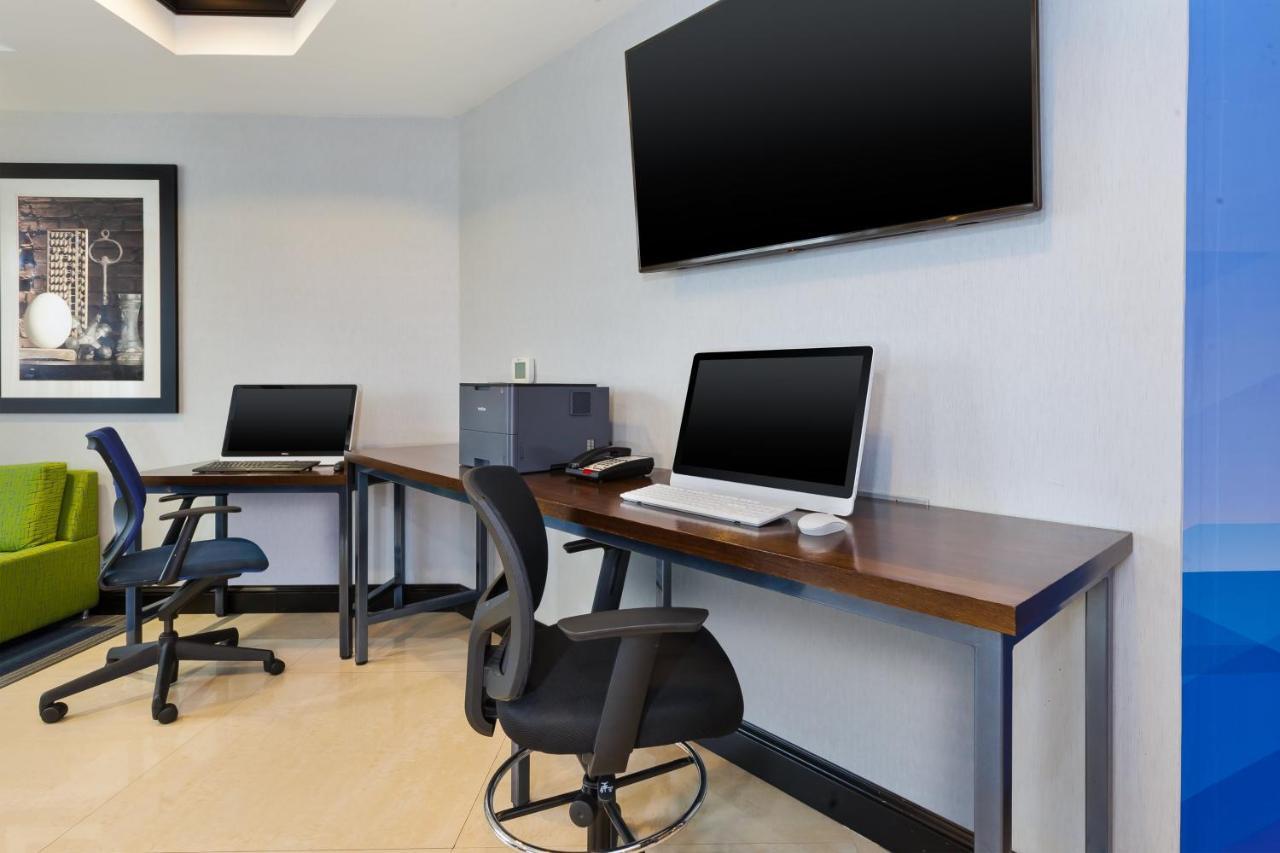 Holiday Inn Express Hotel & Suites Warminster-Horsham By Ihg Extérieur photo