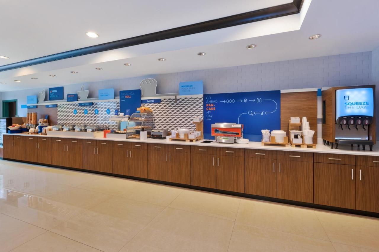 Holiday Inn Express Hotel & Suites Warminster-Horsham By Ihg Extérieur photo