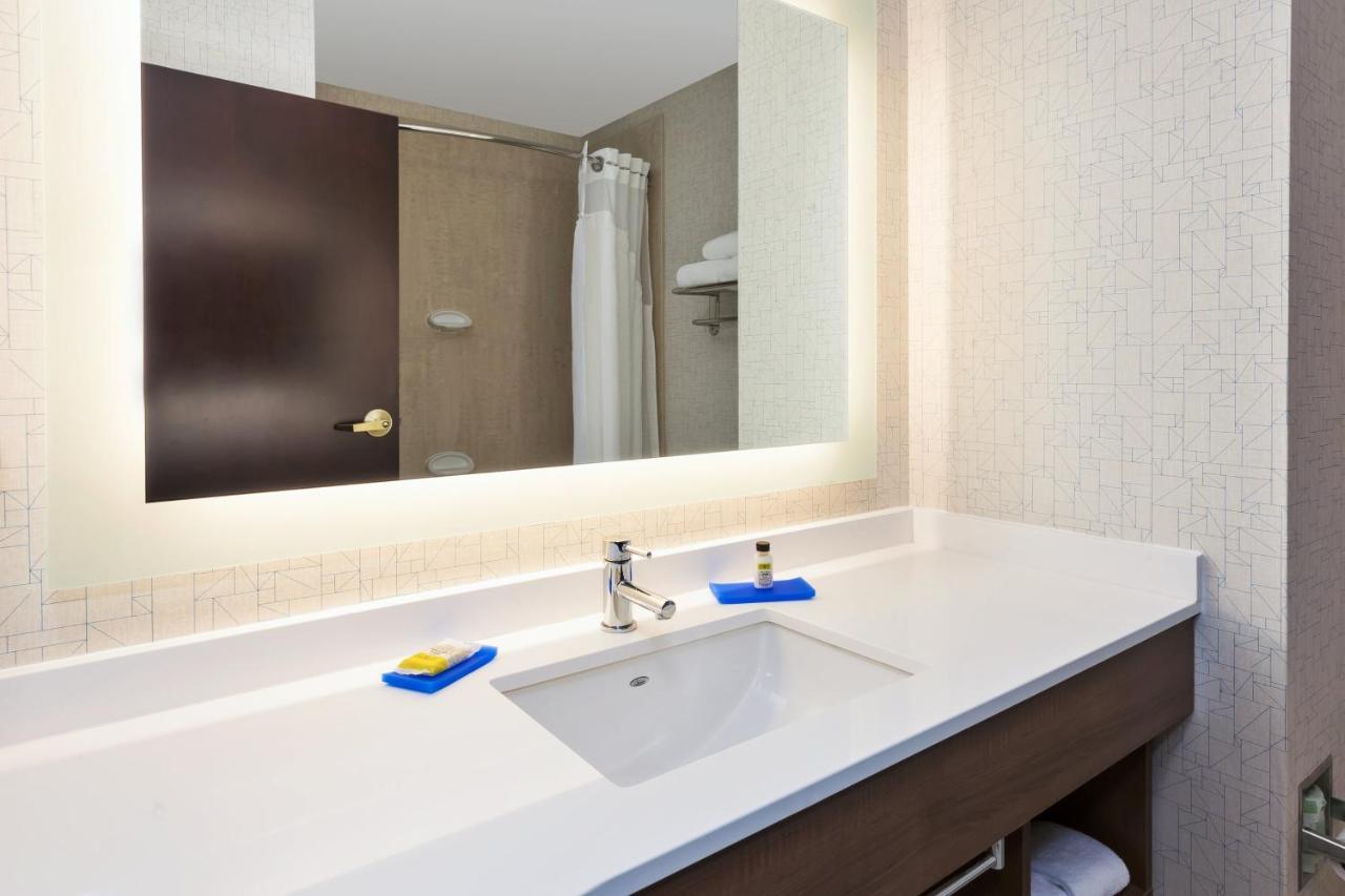 Holiday Inn Express Hotel & Suites Warminster-Horsham By Ihg Extérieur photo