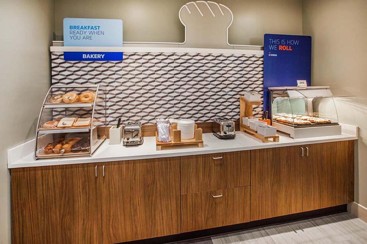 Holiday Inn Express Hotel & Suites Warminster-Horsham By Ihg Extérieur photo