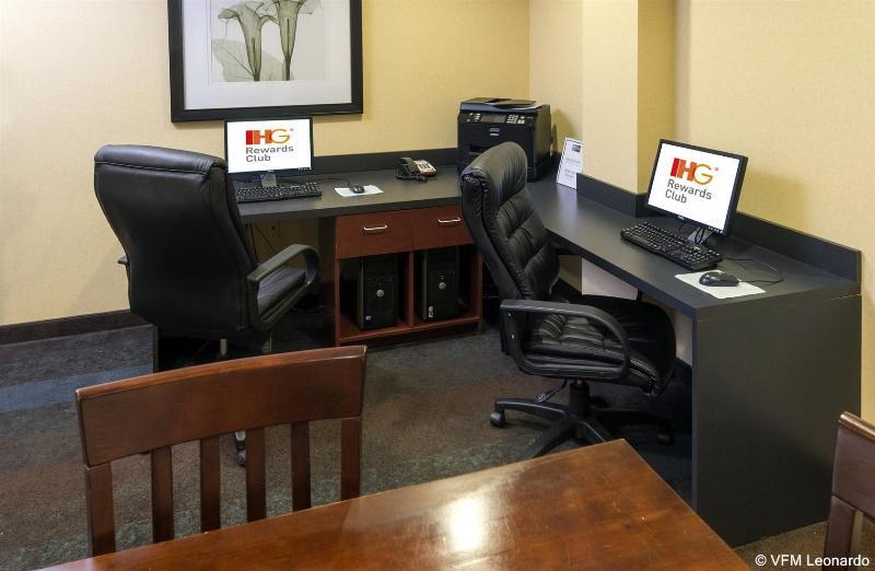 Holiday Inn Express Hotel & Suites Warminster-Horsham By Ihg Extérieur photo