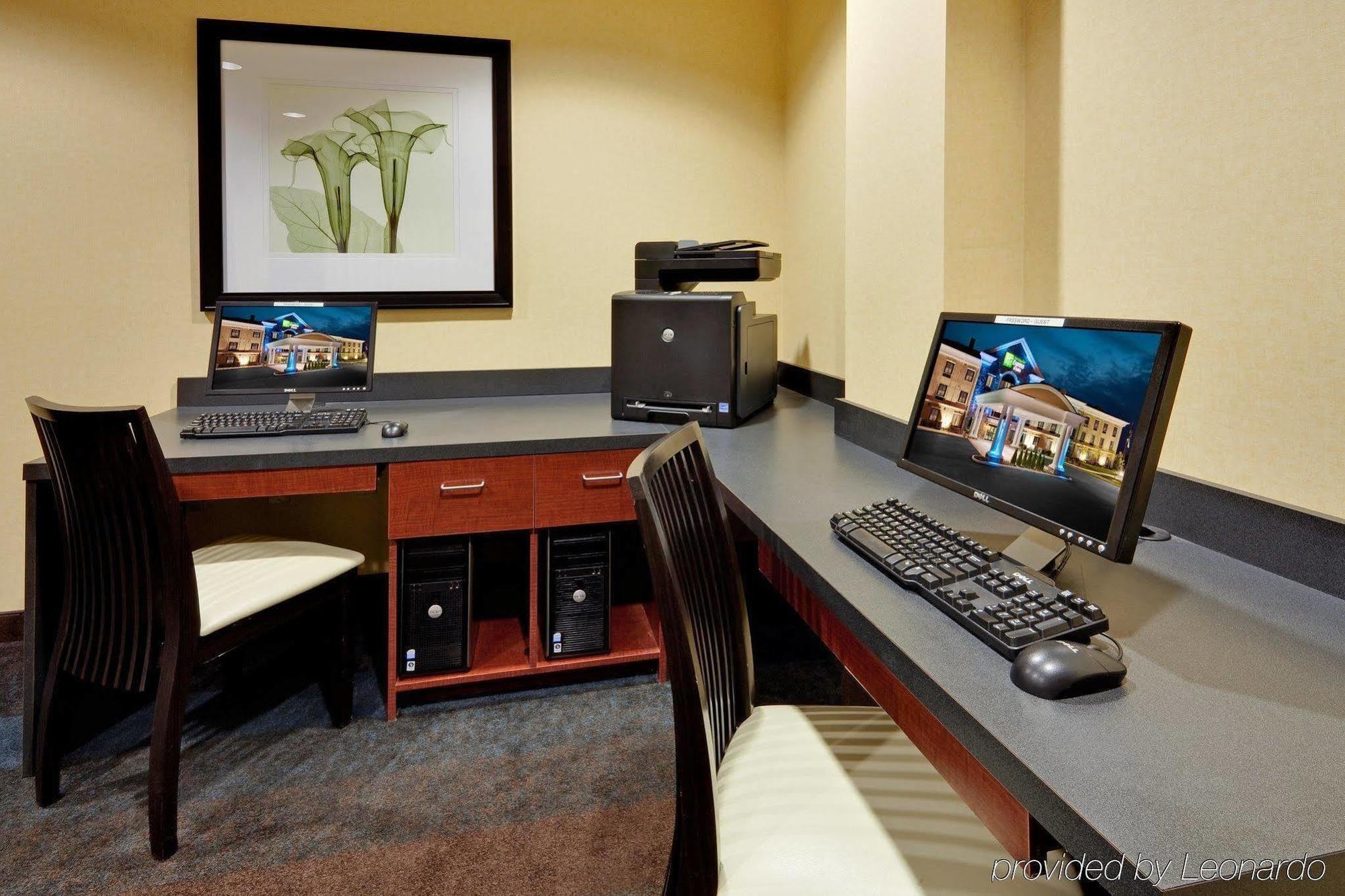 Holiday Inn Express Hotel & Suites Warminster-Horsham By Ihg Extérieur photo