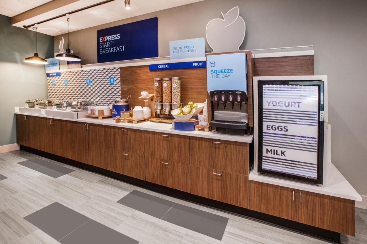 Holiday Inn Express Hotel & Suites Warminster-Horsham By Ihg Extérieur photo